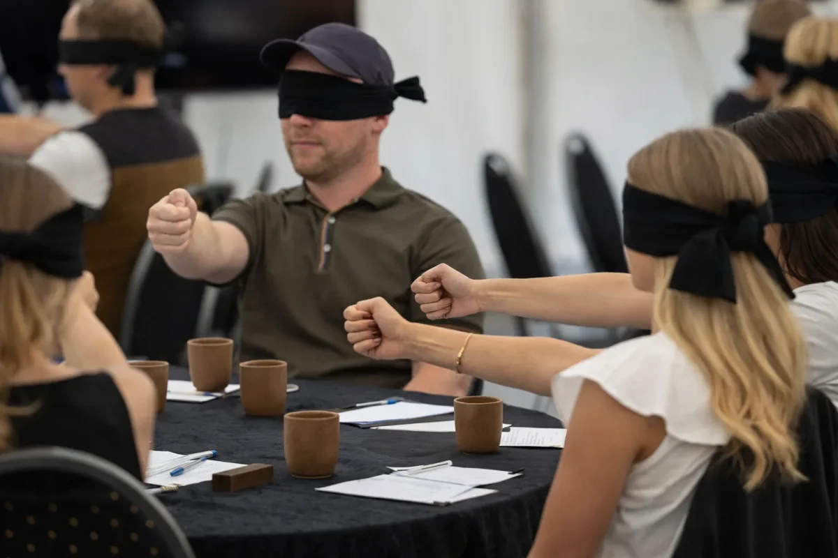 QpnR7y8Z-forraederne-teambuilding-blindfolded-aktivitet.webp