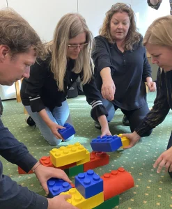 OpcgI6KL-kommunikaos-teambuilding-aktivitet-klodser.webp