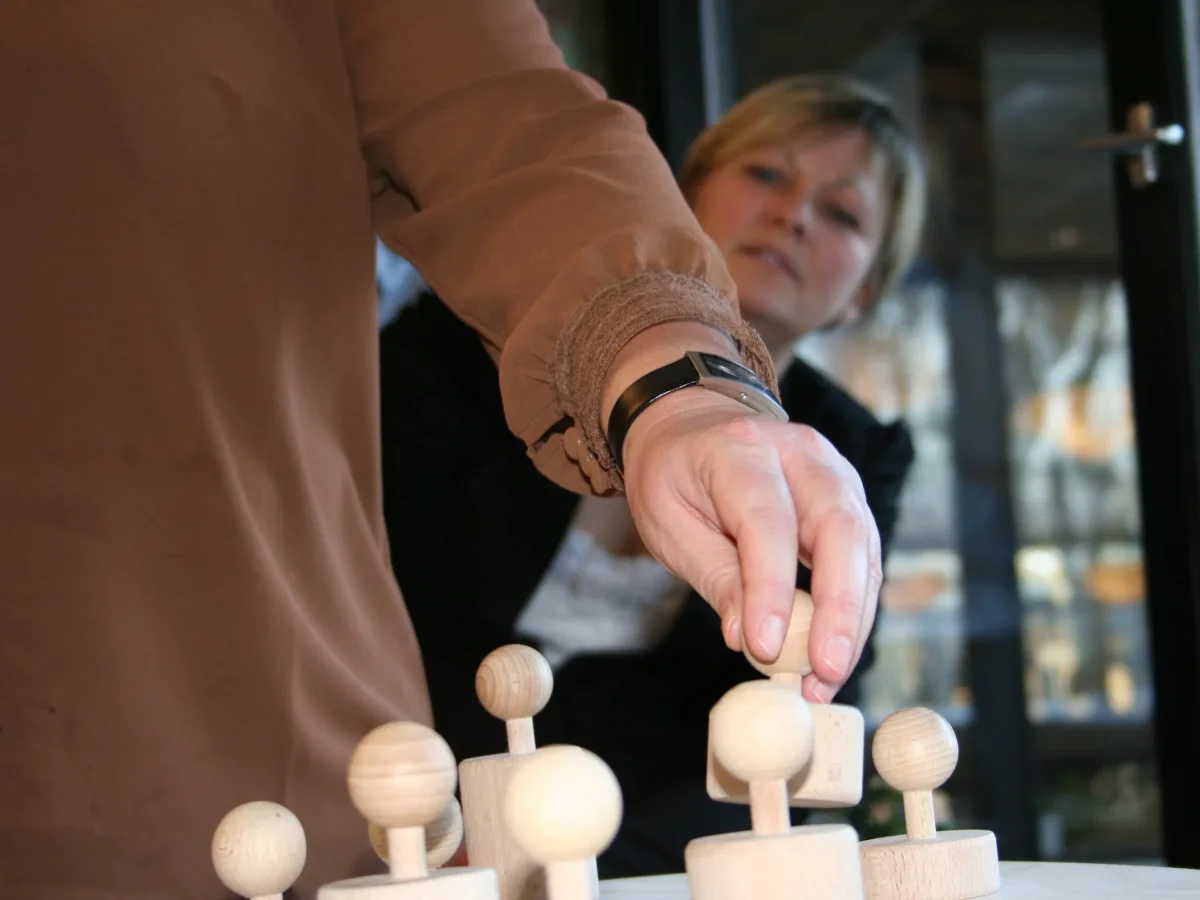 HFtmaTJB-kommunikation-teambuilding-aktivitet-traeklodser.webp