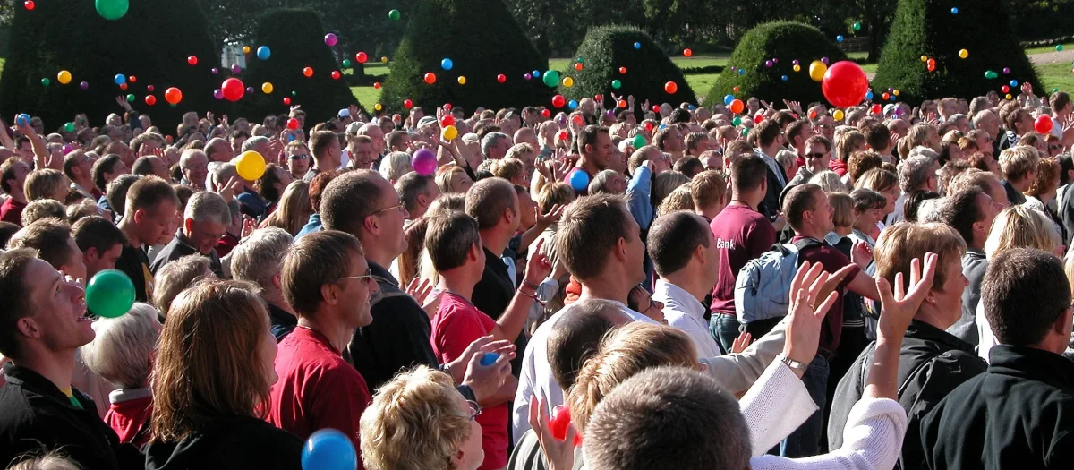 UItZt75g-store-gruppe-mennesker-balloner-teambuilding.webp
