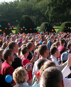 UItZt75g-store-gruppe-mennesker-balloner-teambuilding.webp