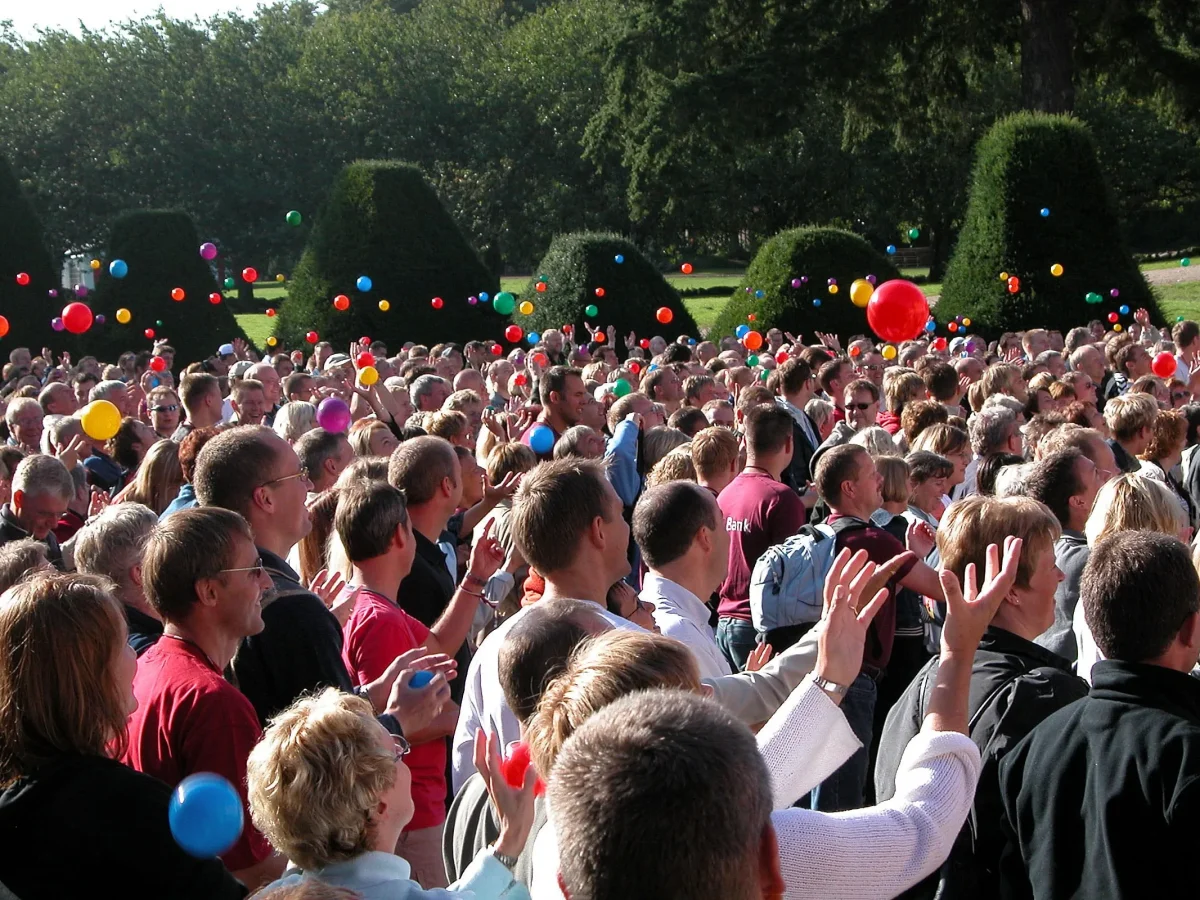 UItZt75g-store-gruppe-mennesker-balloner-teambuilding.webp