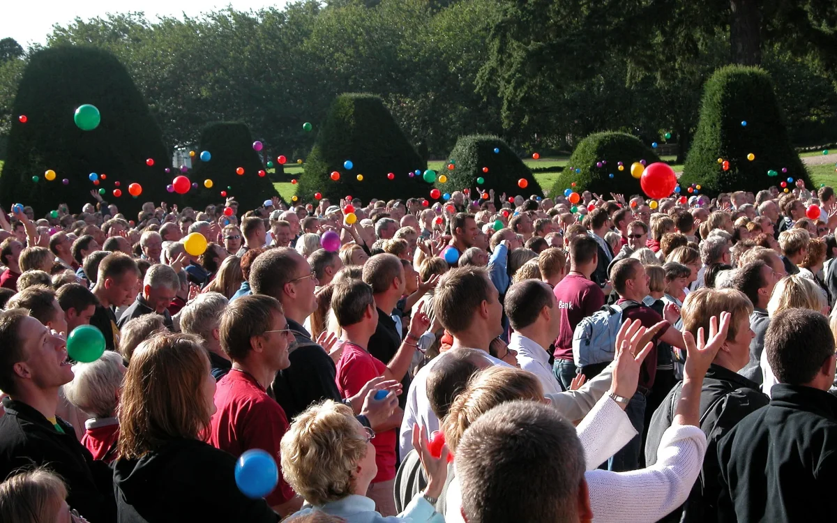 UItZt75g-store-gruppe-mennesker-balloner-teambuilding.webp