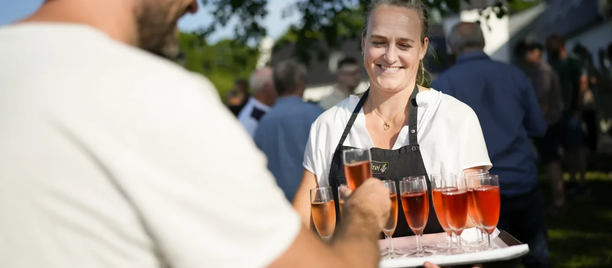 EBG6BUIU-servering-drinks-teambuilding-event.webp