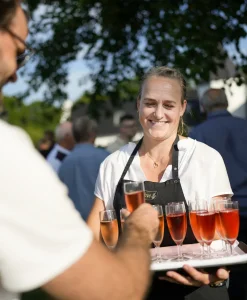EBG6BUIU-servering-drinks-teambuilding-event.webp