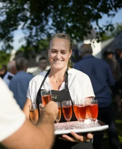 EBG6BUIU-servering-drinks-teambuilding-event.webp