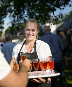 EBG6BUIU-servering-drinks-teambuilding-event.webp