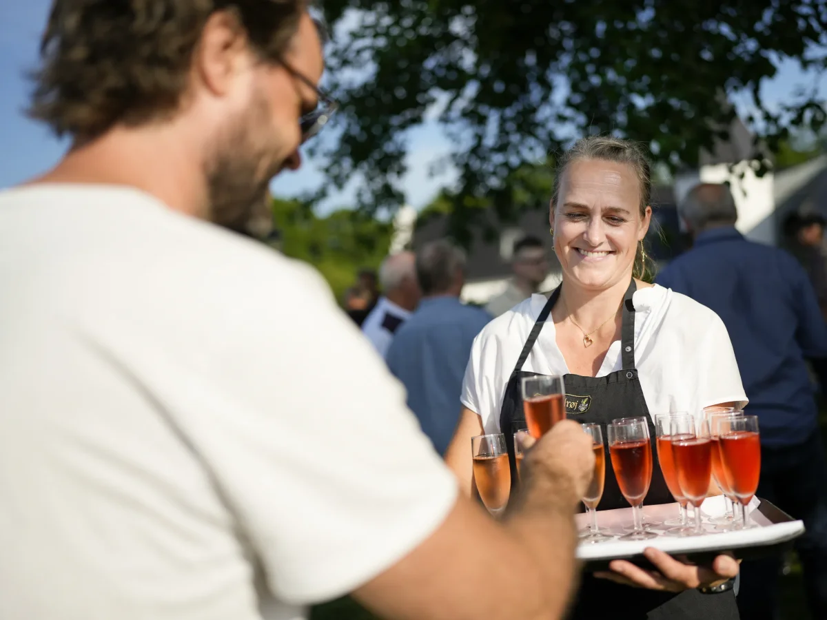 EBG6BUIU-servering-drinks-teambuilding-event.webp