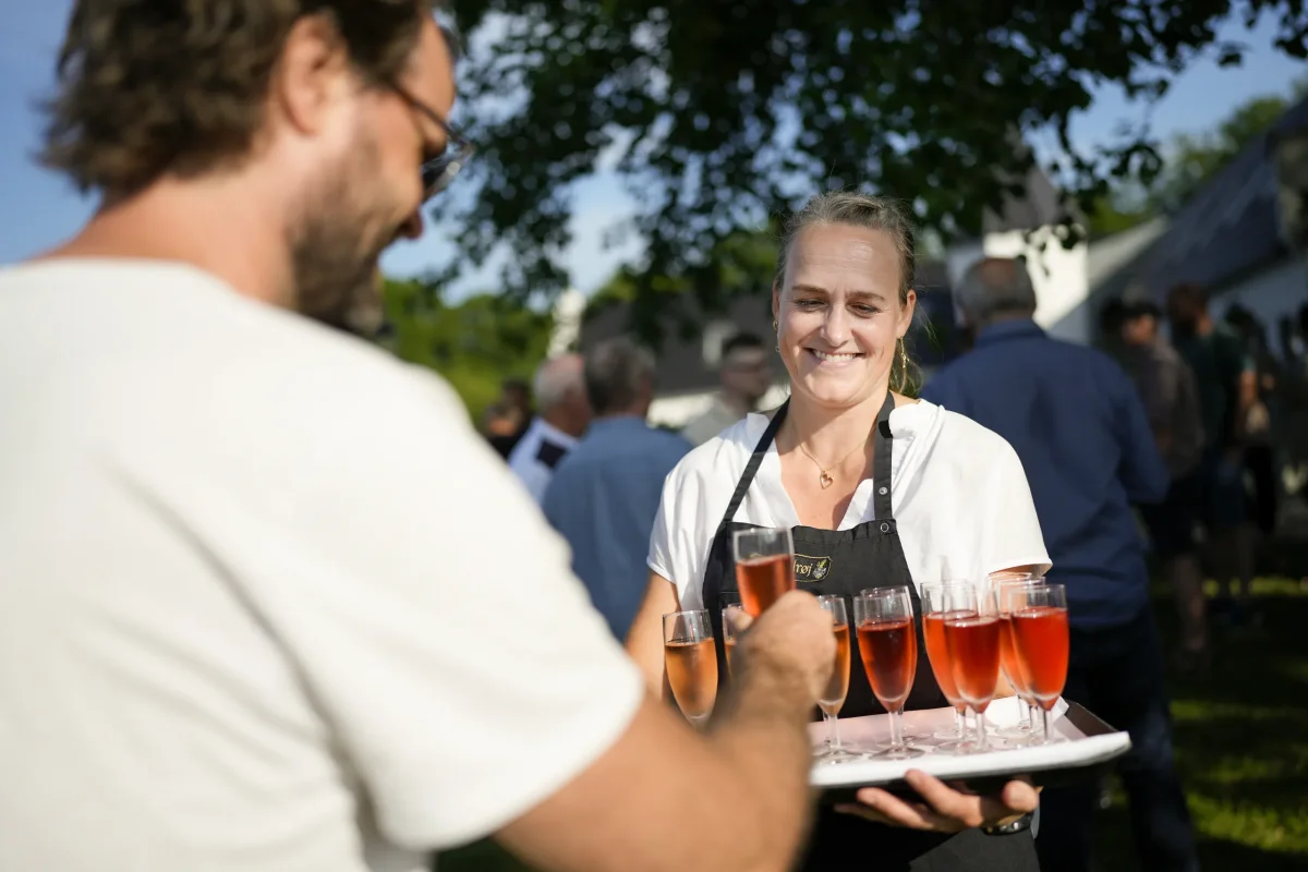 EBG6BUIU-servering-drinks-teambuilding-event.webp