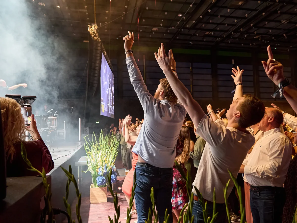 P3ZAPIDY-teambuilding-fest-jubel-haender.webp