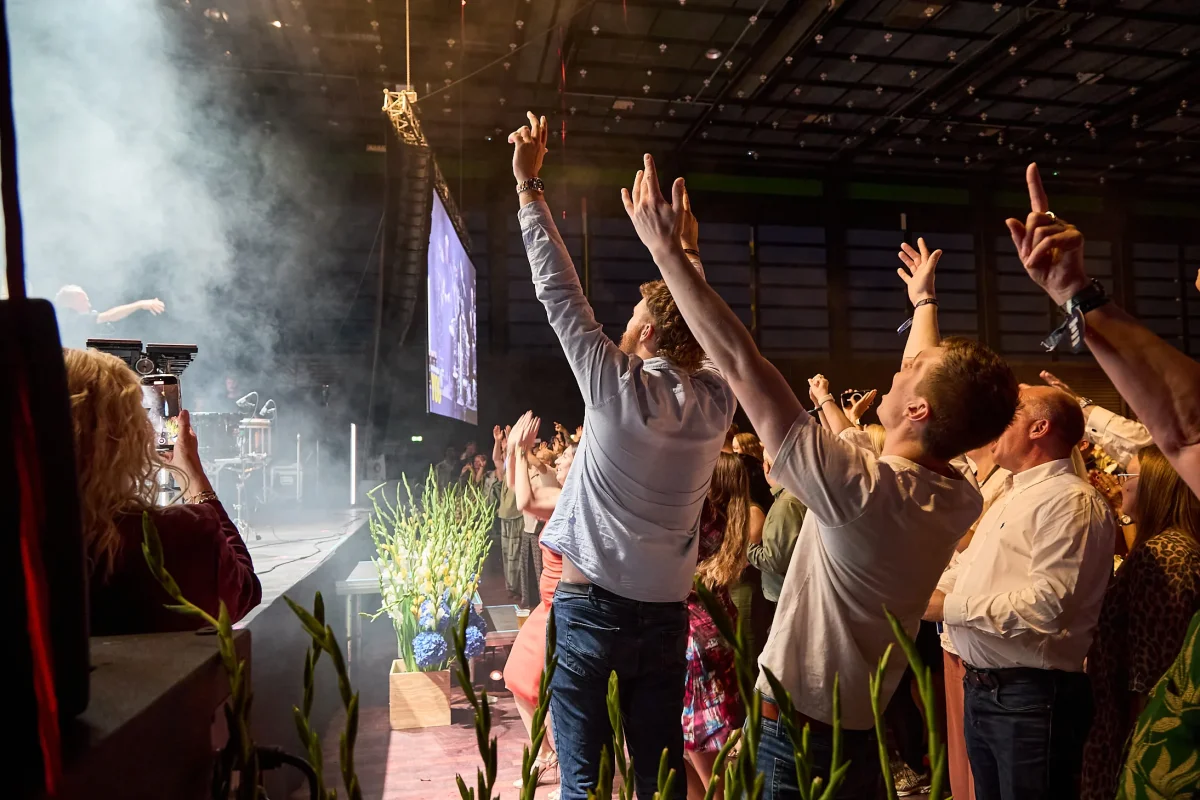 P3ZAPIDY-teambuilding-fest-jubel-haender.webp