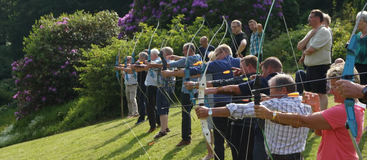 teambuilding-bueskydning-gruppe-aktivitet.webp