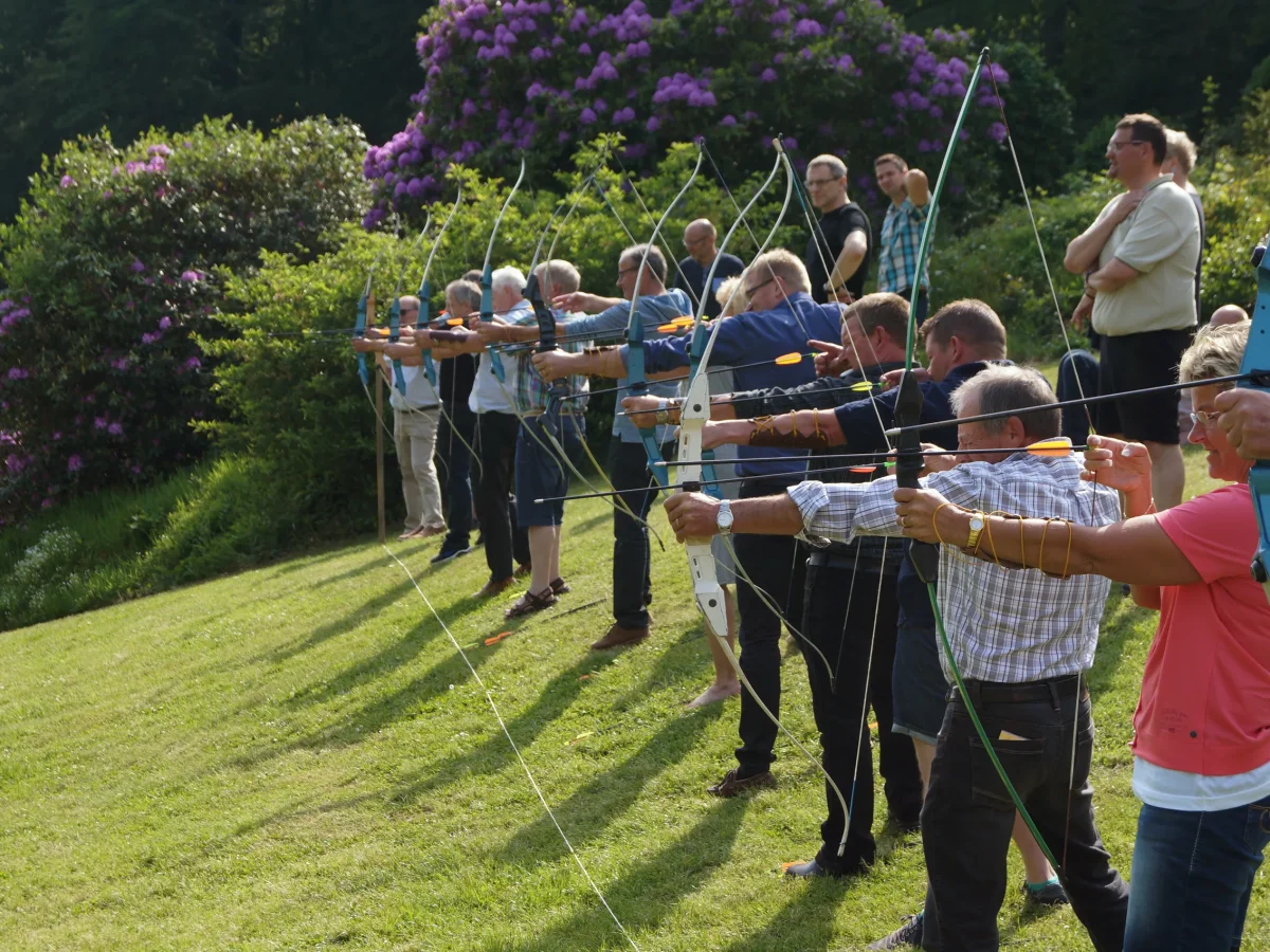 teambuilding-bueskydning-gruppe-aktivitet.webp