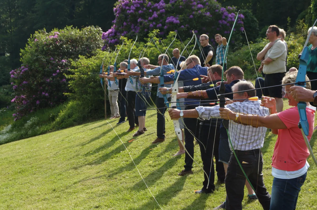 teambuilding-bueskydning-gruppe-aktivitet.webp