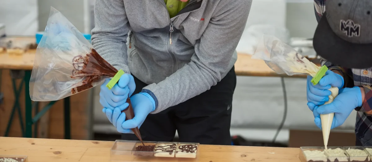 chocolate-workshop-deltager-arbejder-chokolade.webp