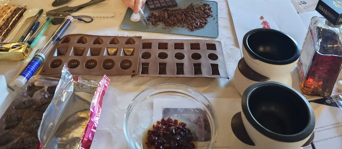 chokolade-workshop-deltager-arbejder.webp