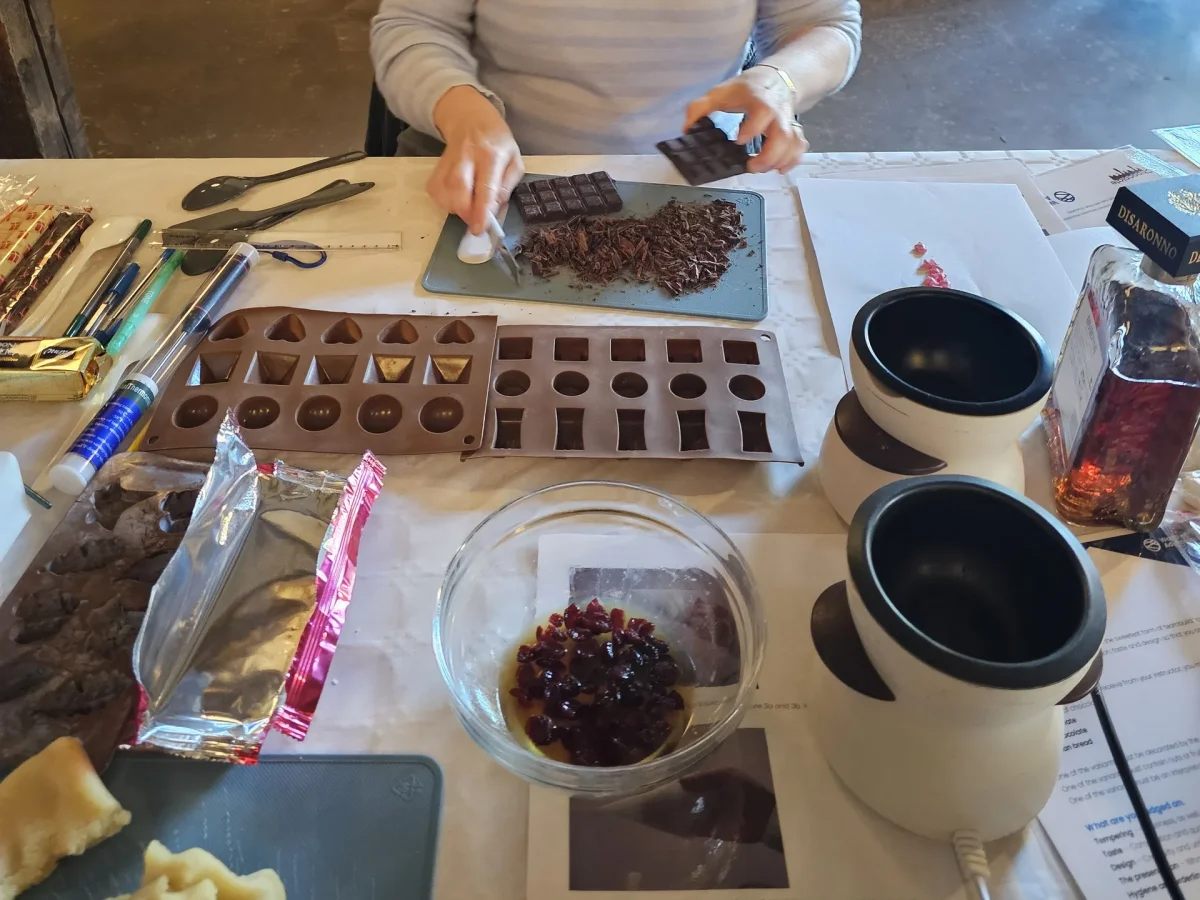 chokolade-workshop-deltager-arbejder.webp