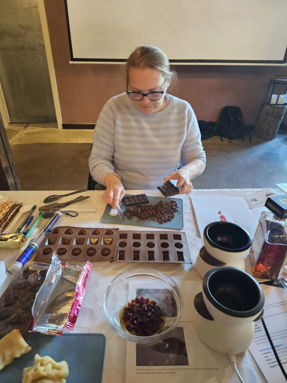 chokolade-workshop-deltager-arbejder.webp
