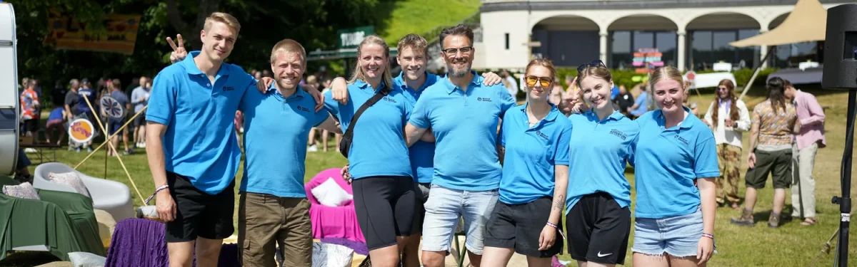 gruppefoto af hold i park med slot