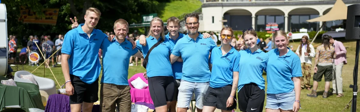 gruppefoto af hold i park med slot