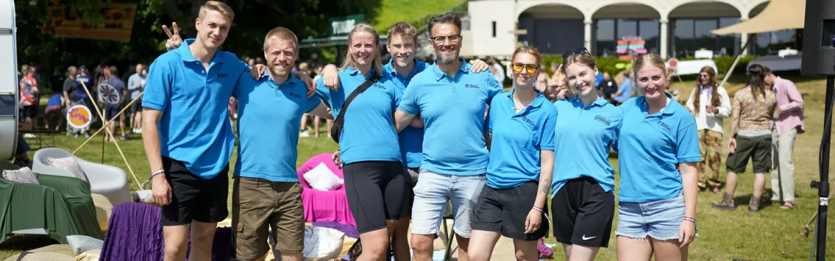 gruppefoto af hold i park med slot