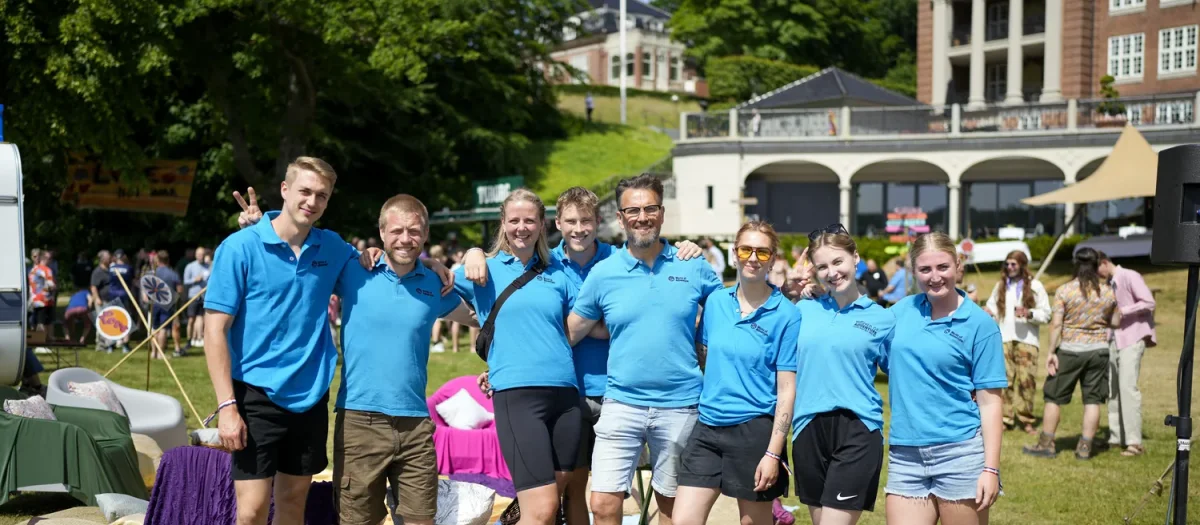 gruppefoto af hold i park med slot