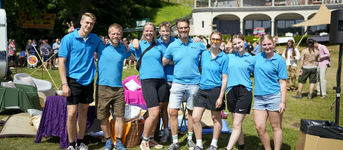 gruppefoto af hold i park med slot