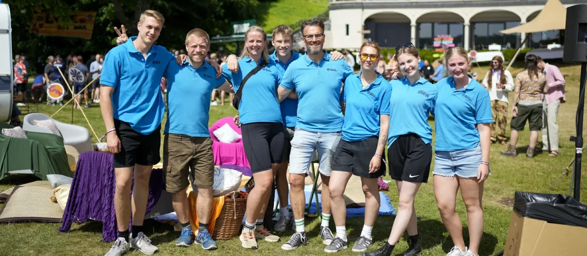 gruppefoto af hold i park med slot