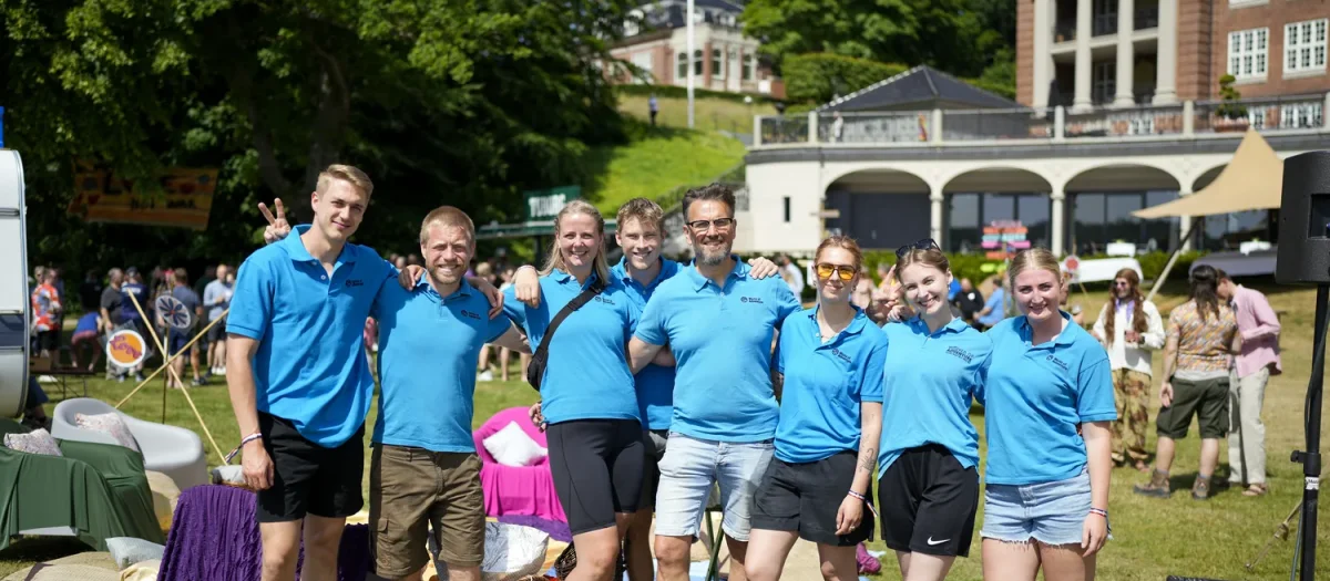 gruppefoto af hold i park med slot