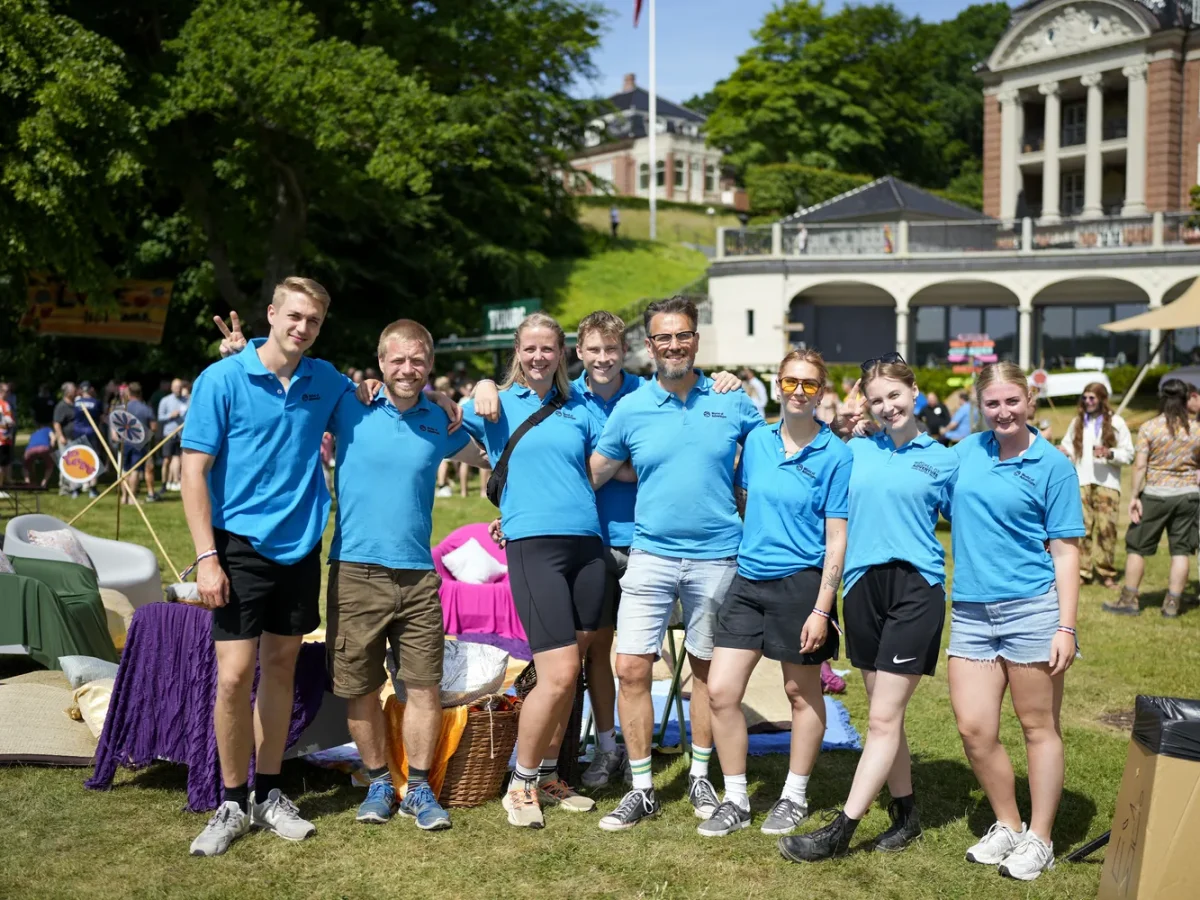 gruppefoto af hold i park med slot