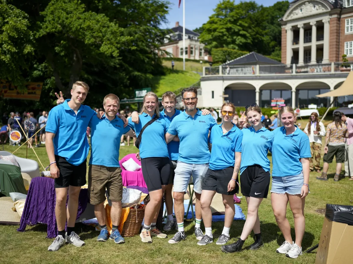 gruppefoto af hold i park med slot