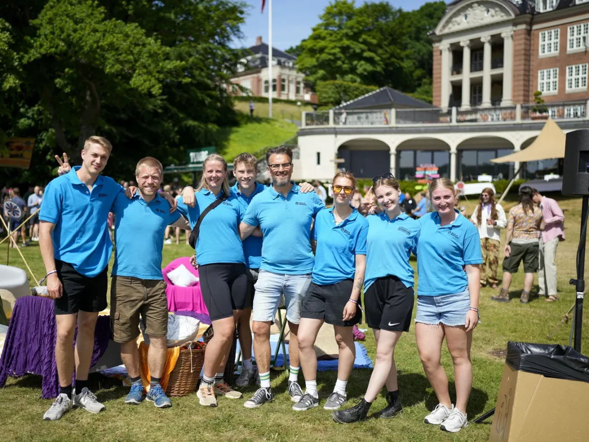 gruppefoto af hold i park med slot