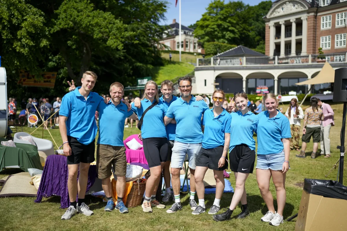 gruppefoto af hold i park med slot