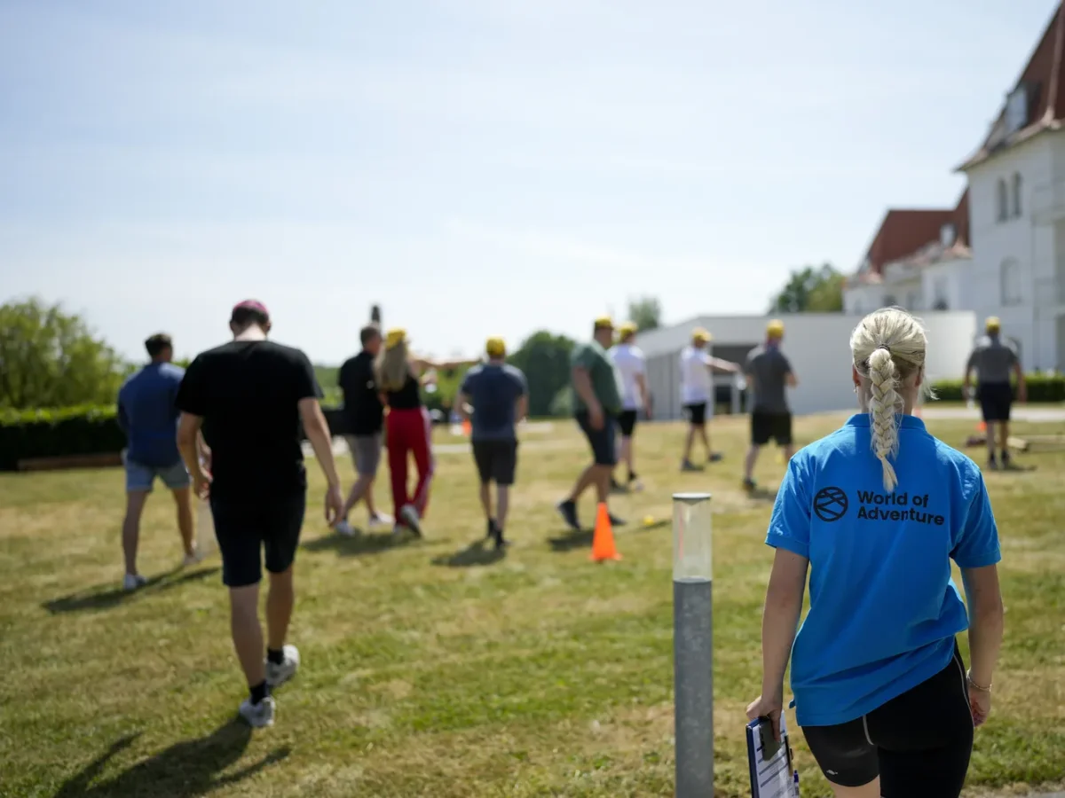 kvinde gaar med clipboard bag gruppe