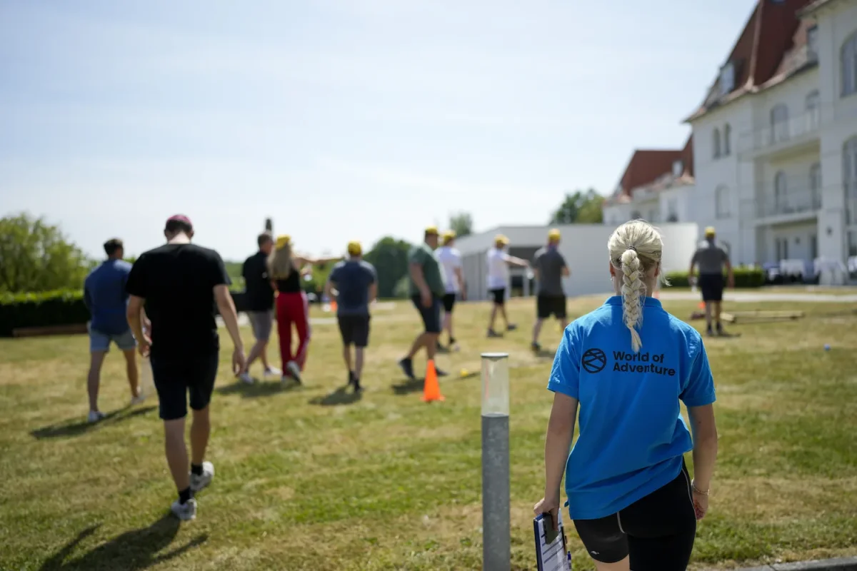 kvinde gaar med clipboard bag gruppe