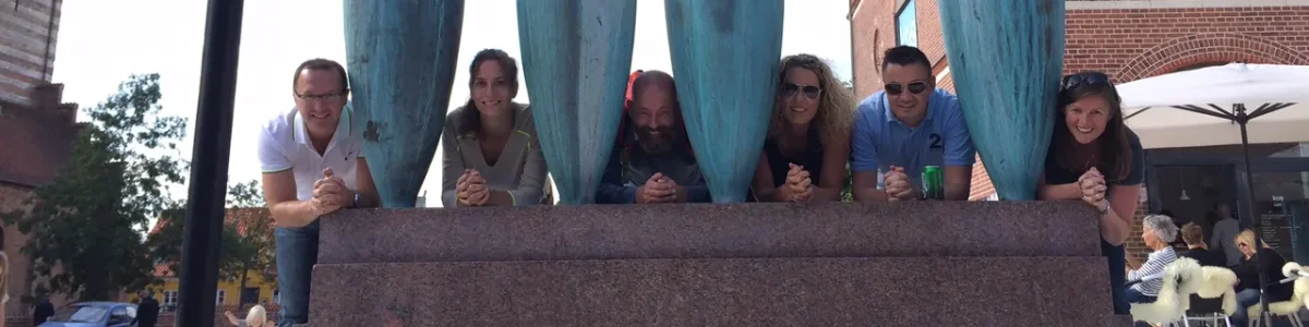 team-poserer-ved-skulptur-city-adventure.webp