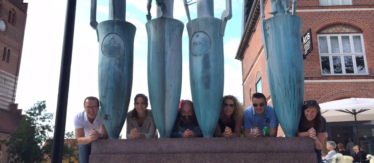 team-poserer-ved-skulptur-city-adventure.webp
