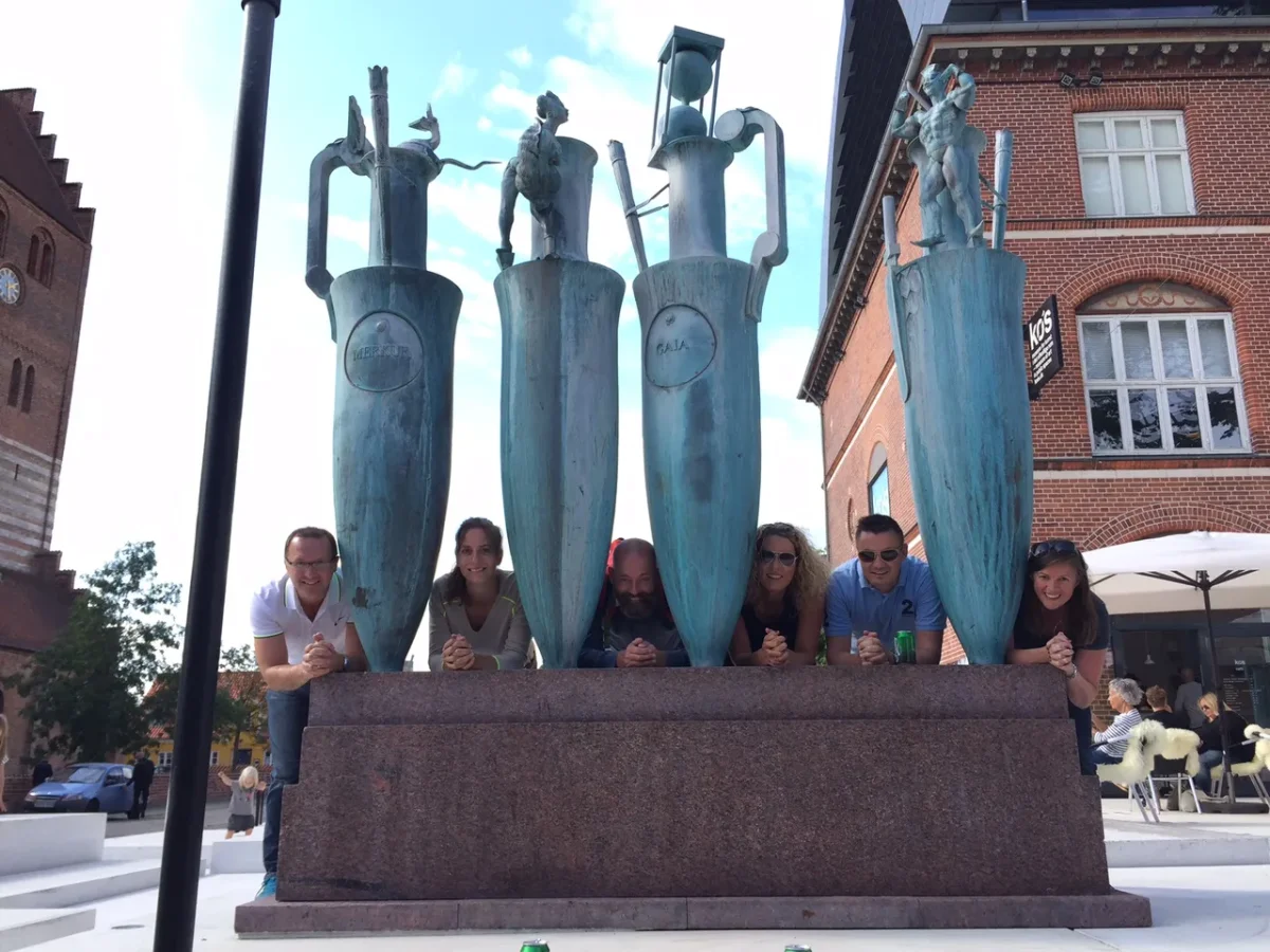 team-poserer-ved-skulptur-city-adventure.webp