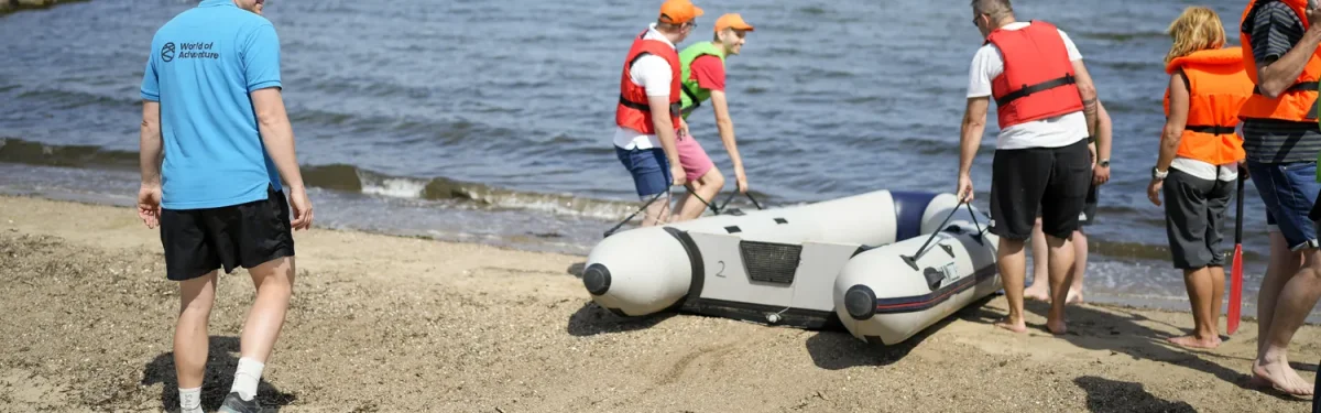 mand gaar paa strand mens gruppe baerer gummibaade