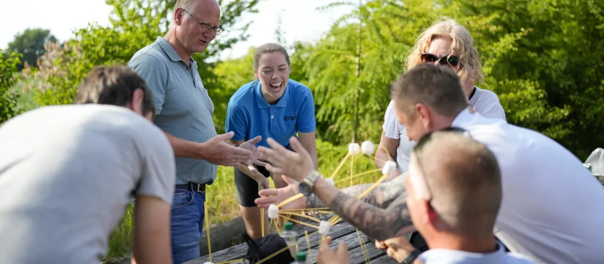 gruppe giver high five over spaghetti skumfidustaarn