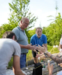 gruppe giver high five over spaghetti skumfidustaarn