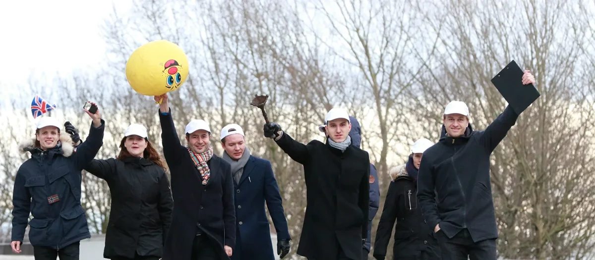 billeder fra slideshow (69 of 144) gruppe i sort toej gaar med balloner og praemier