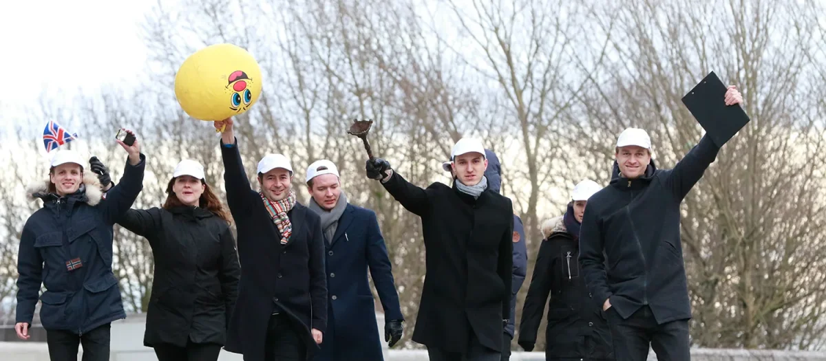 billeder fra slideshow (69 of 144) gruppe i sort toej gaar med balloner og praemier