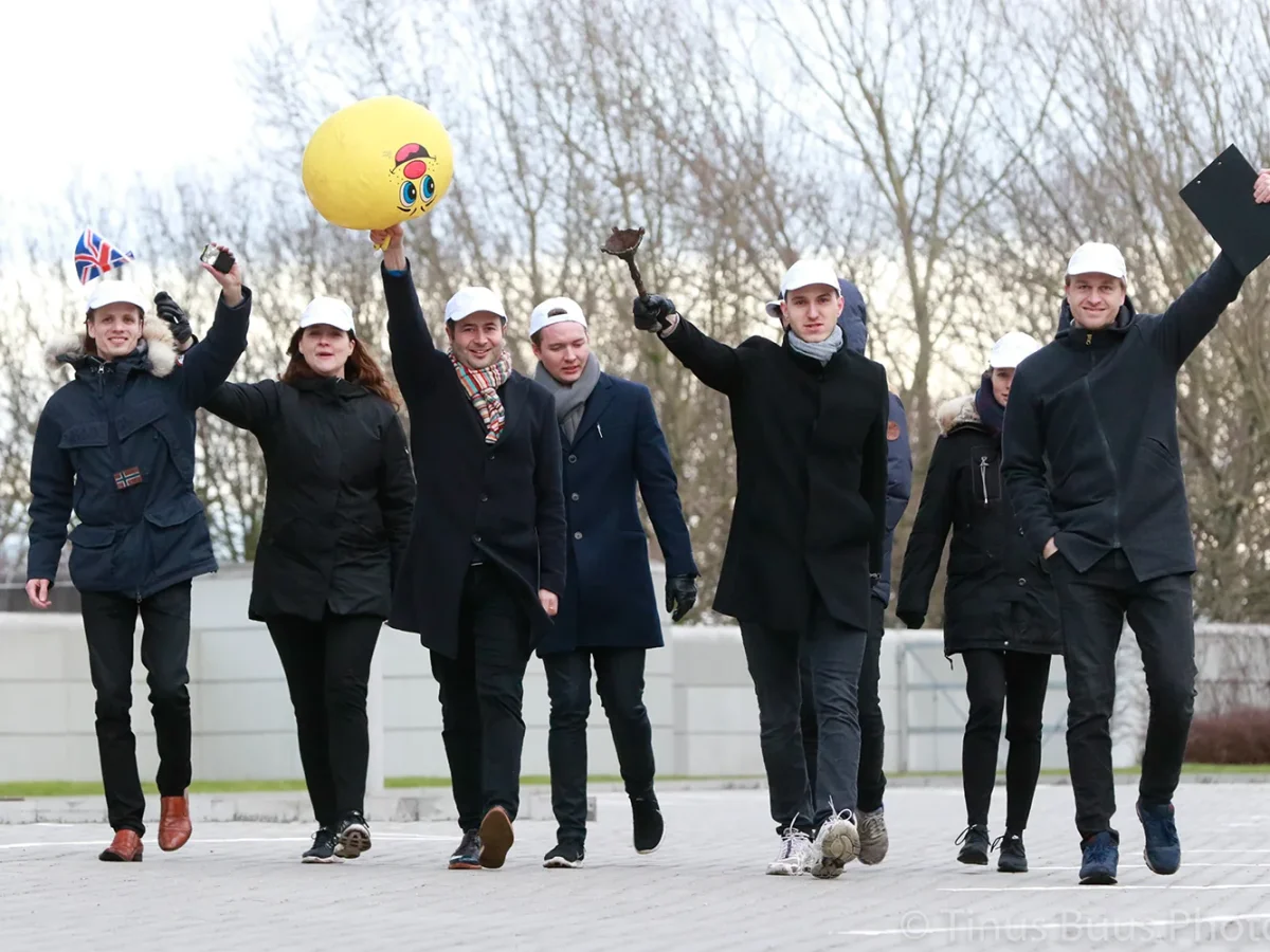 billeder fra slideshow (69 of 144) gruppe i sort toej gaar med balloner og praemier