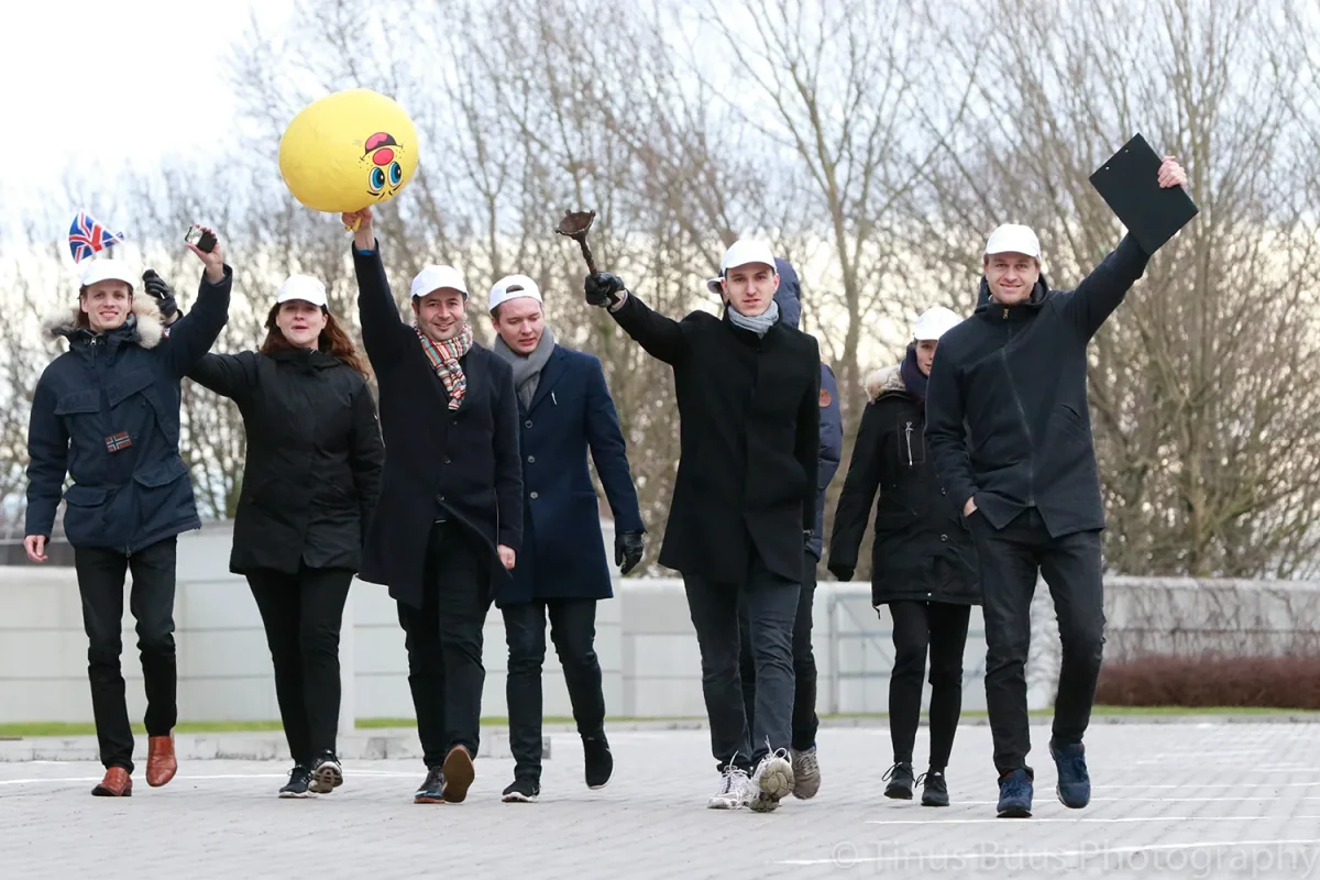 billeder fra slideshow (69 of 144) gruppe i sort toej gaar med balloner og praemier