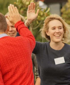 dong energy_28.09.16 (71) mand og kvinde giver high five udendoers