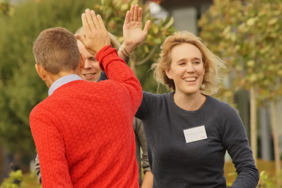 dong energy_28.09.16 (71) mand og kvinde giver high five udendoers