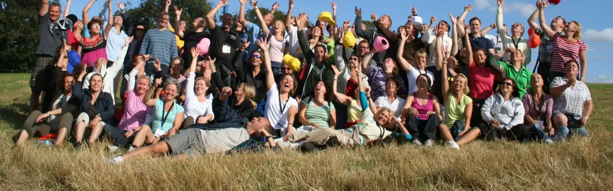 schering plough adventureloeb 2009 siddende gruppe kaster kasketter i luften