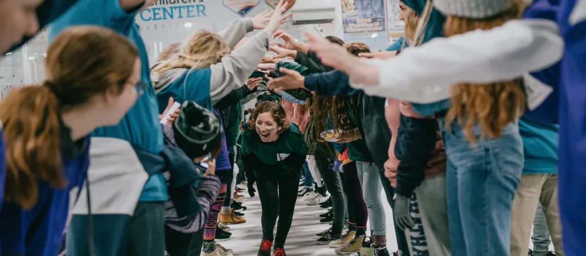 team (1) boern giver high five i tunnel paa skoejtebane