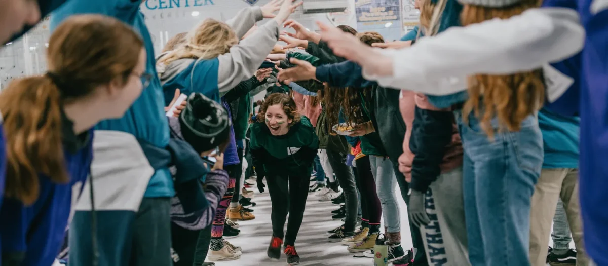 team (1) boern giver high five i tunnel paa skoejtebane